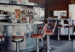 Ralph Goings, Richmond Diner, 1983, Öl auf Leinwand, 101,6 × 147,3 cm, Waddington Custot, London, Paris, Dubai © 2026 Ralph Goings, Goings Family Estate, Foto: Waddington Custot